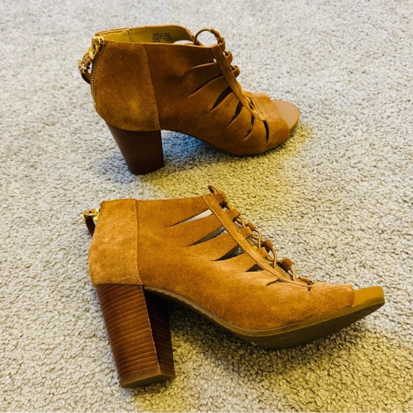 MICHAEL Michael Kors Elsie Cutout Lace-Up Bootie Size 7M - Picture 4 of 7